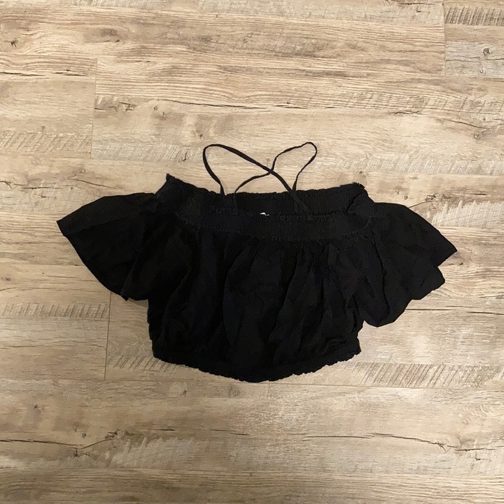 ✨ Black over the shoulder top ✨